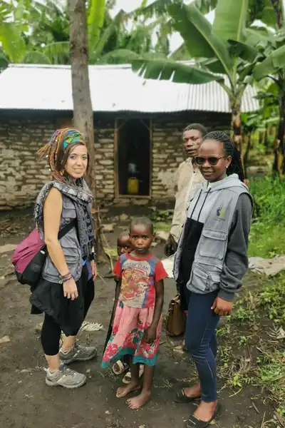 Directora y trabajadora social de Orutamub Uganda junto a una familia